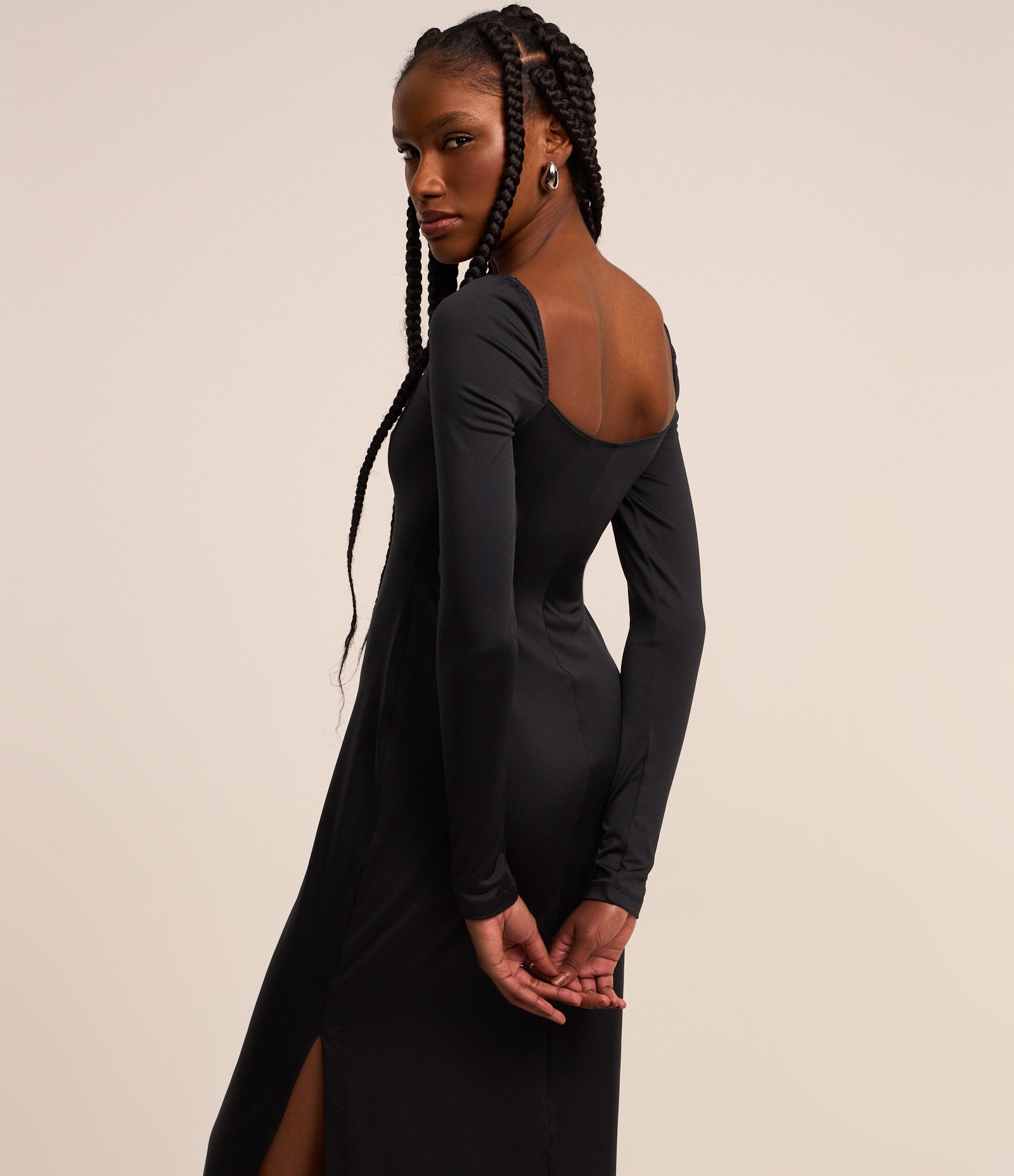 Vestido New Midi com Manga Longa e Fenda Preto 1