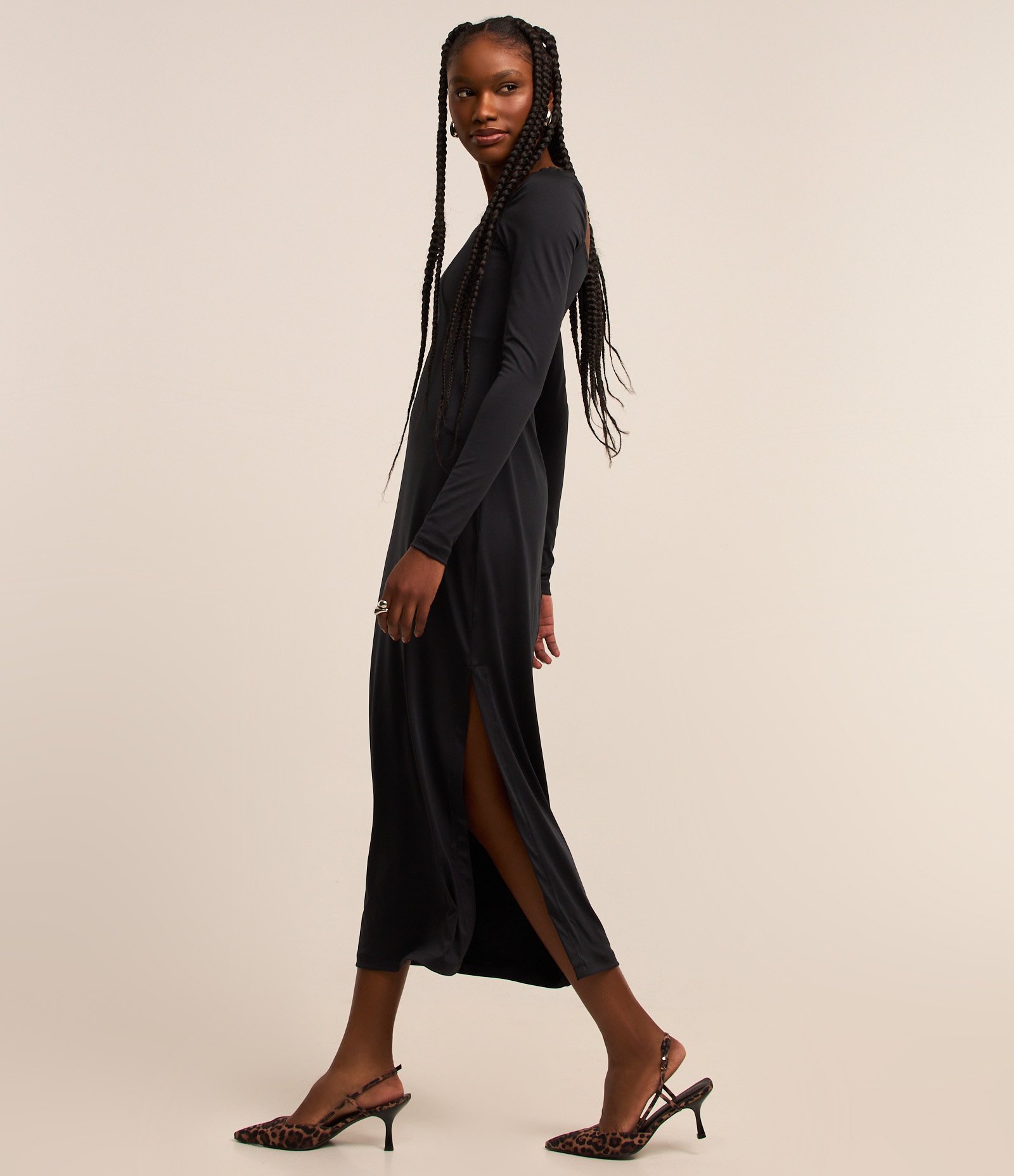 Vestido New Midi com Manga Longa e Fenda Preto 2