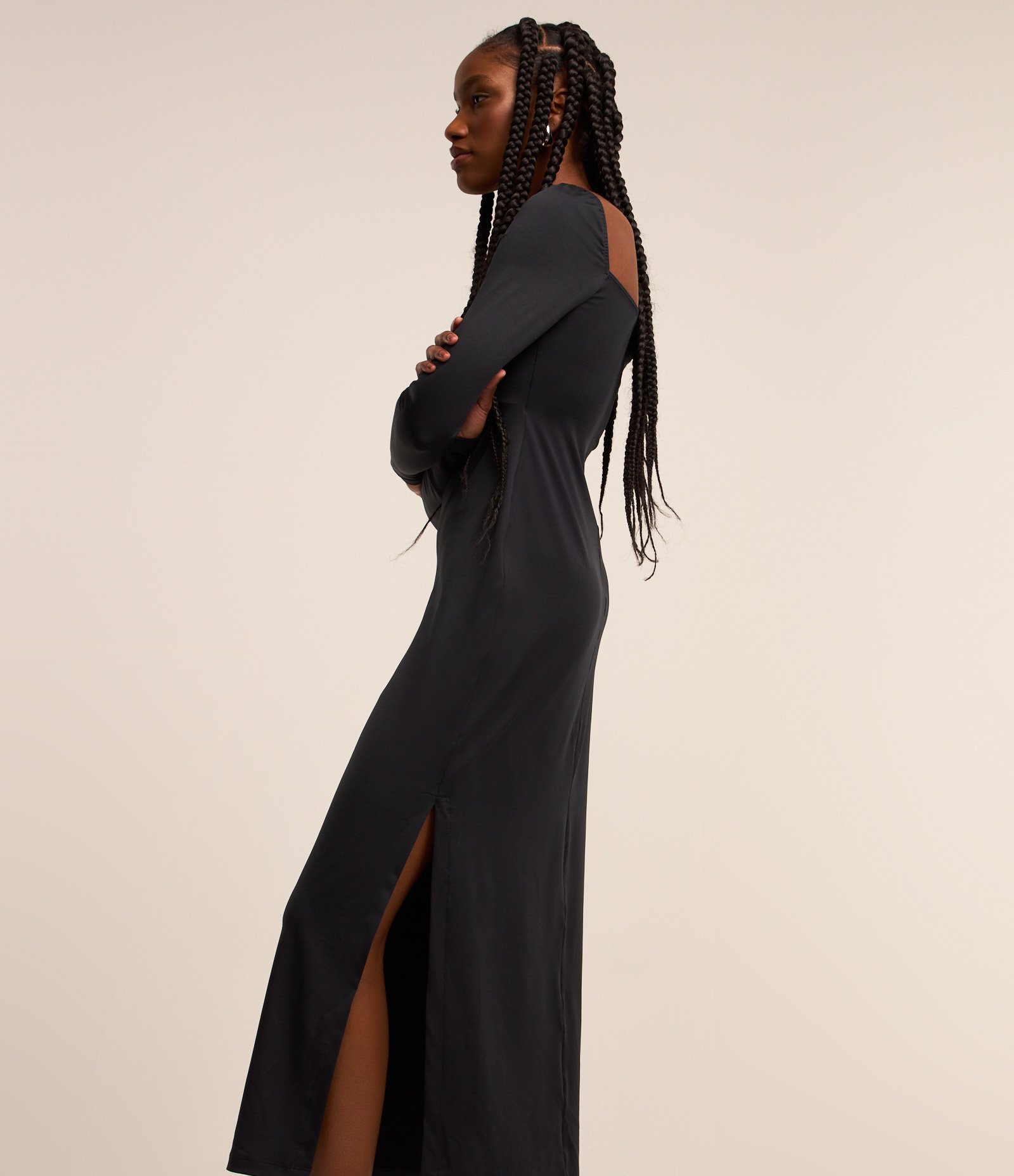 Vestido New Midi com Manga Longa e Fenda Preto 4