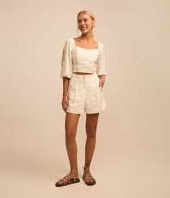 Blusa Cropped em Linho com Manga Bufante e Detalhe Metalizado