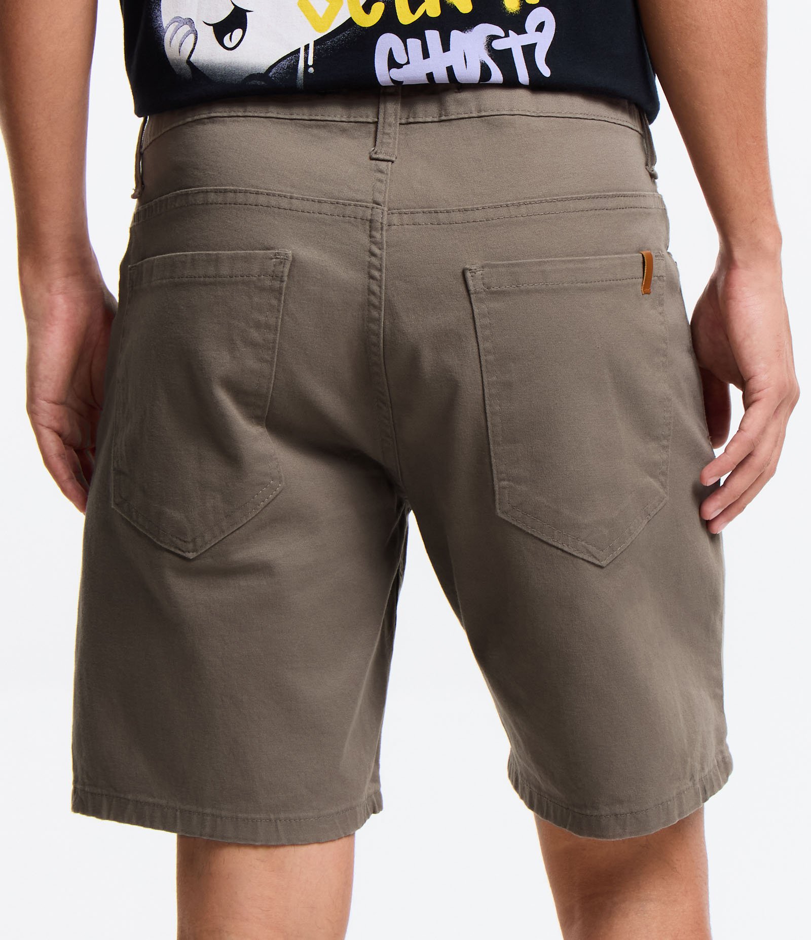 Bermuda Slim em Sarja com Bolsos Bege 3