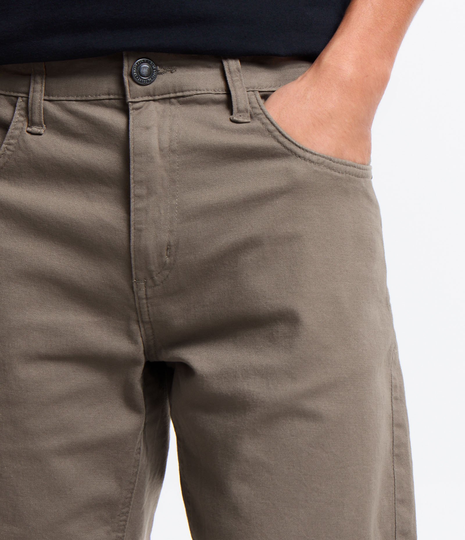 Bermuda Slim em Sarja com Bolsos Bege 4