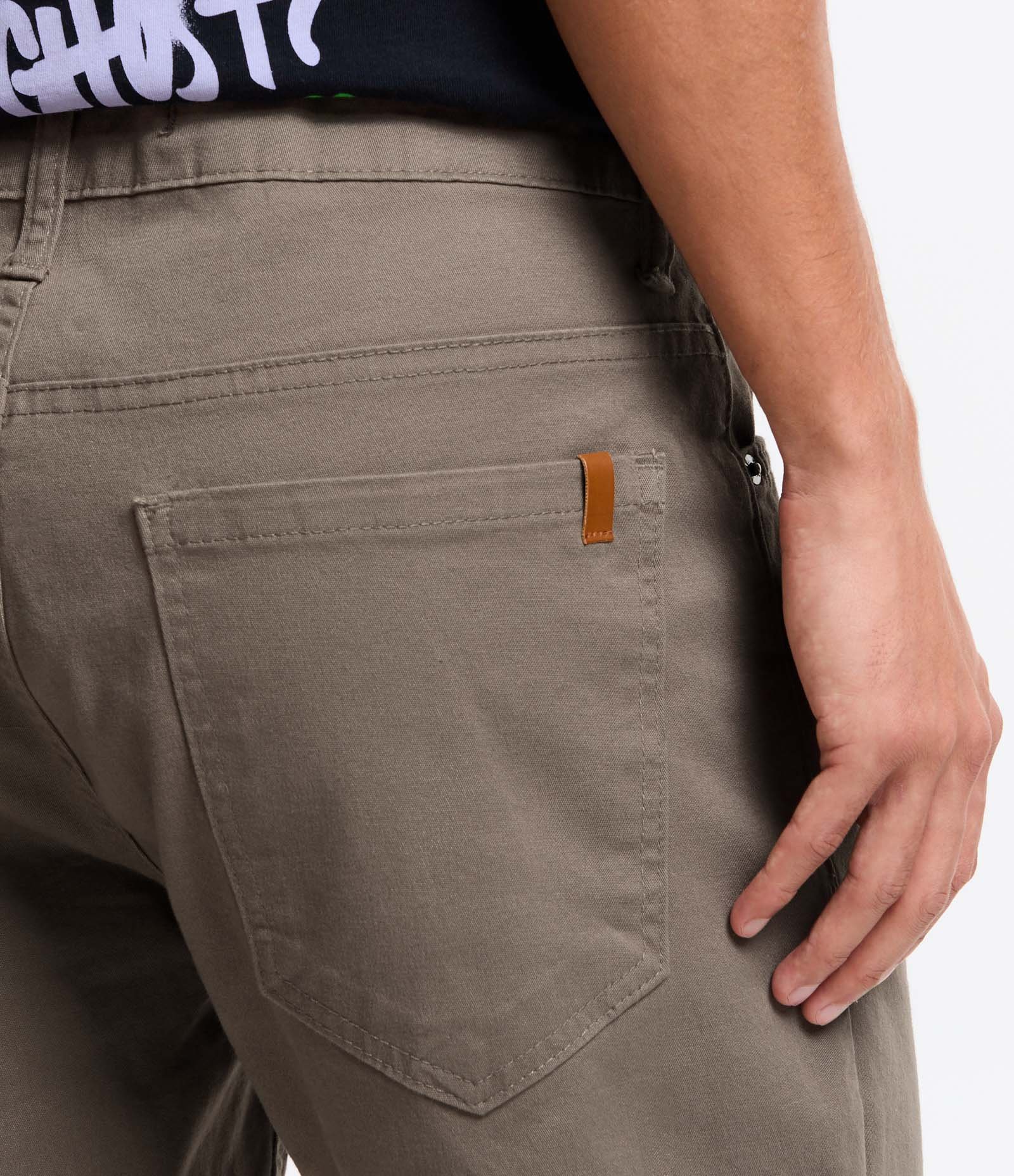 Bermuda Slim em Sarja com Bolsos Bege 5