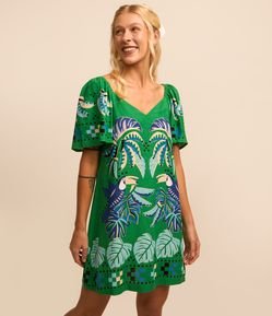 Vestido Curto em Viscolinho com Manga Ampla e Estampa de Tucanos