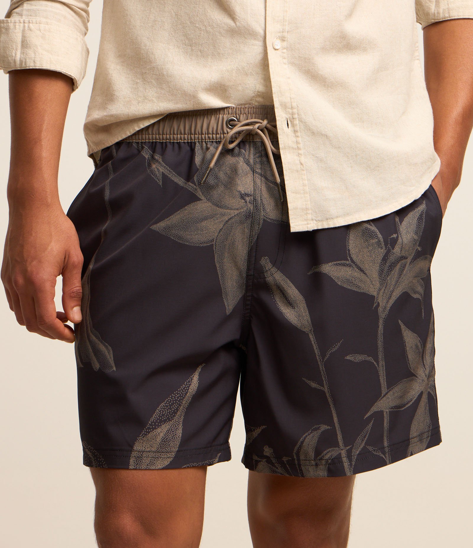 Bermuda Rip Stop em Microfibra com Estampa Floral Preto 3