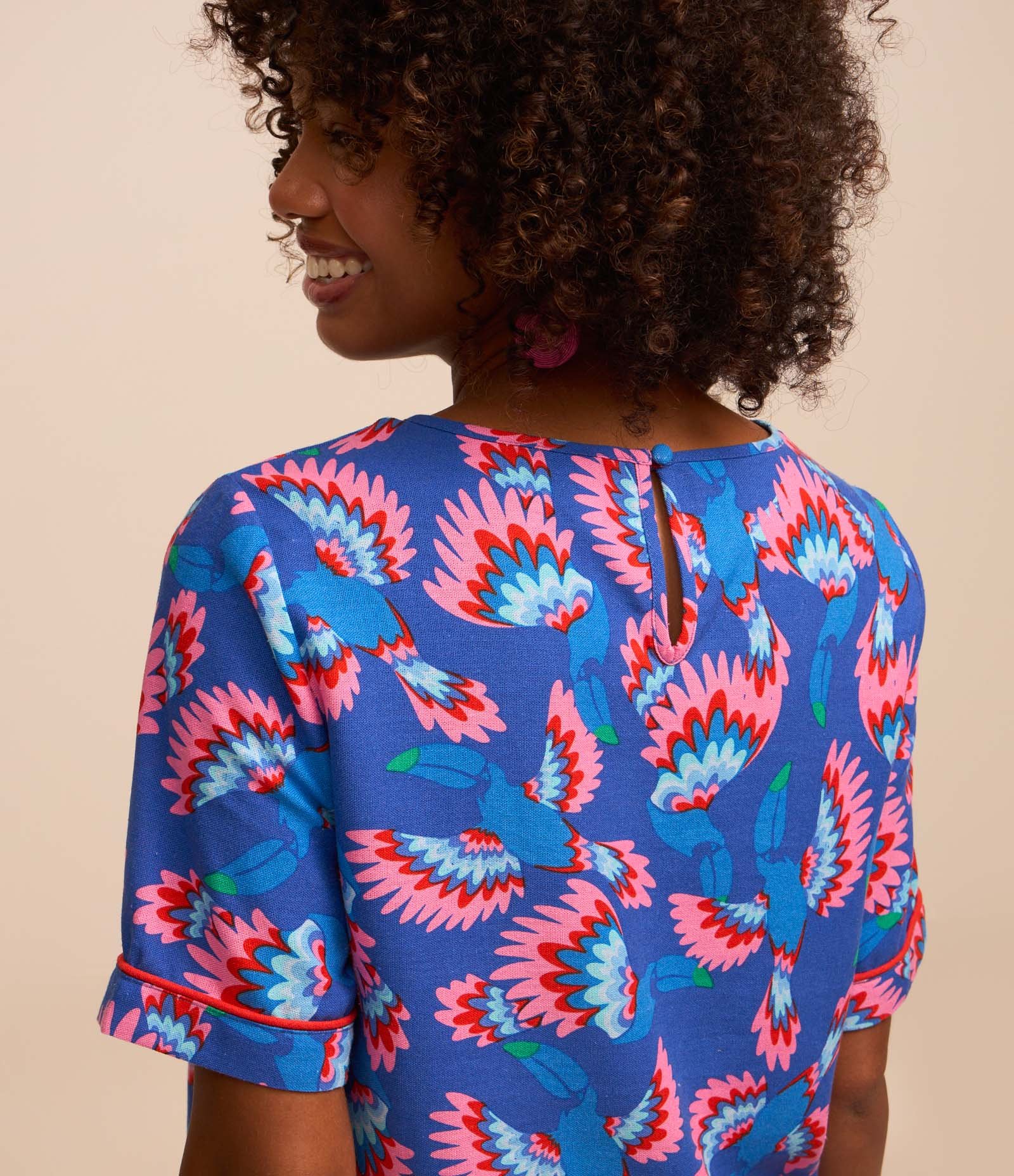 Blusa T-shirt em Viscose e Linho com Estampa de Tucanos Azul 3