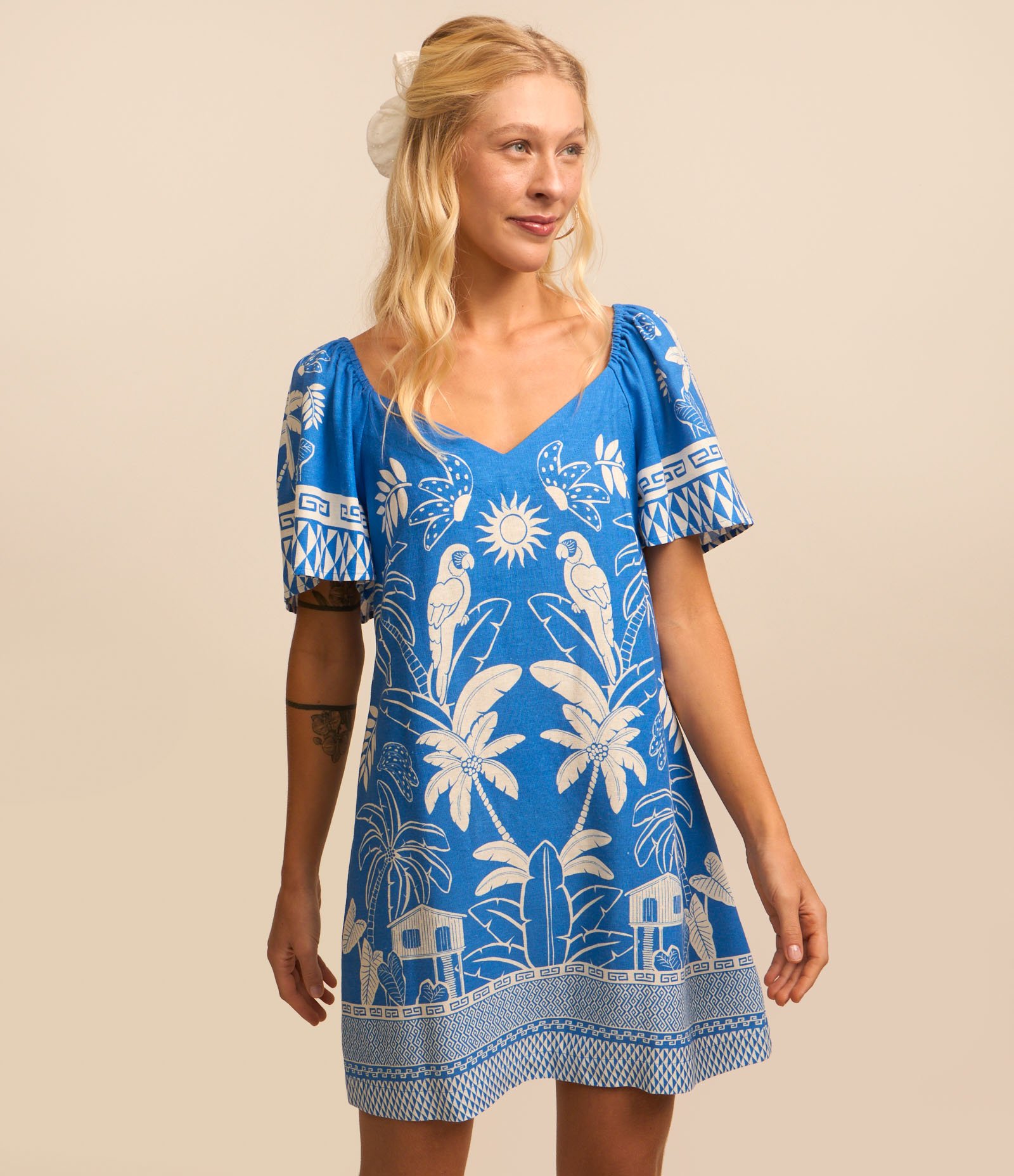 Vestido Curto em Viscolinho com Decote V e Estampa  Tropical Azul 1