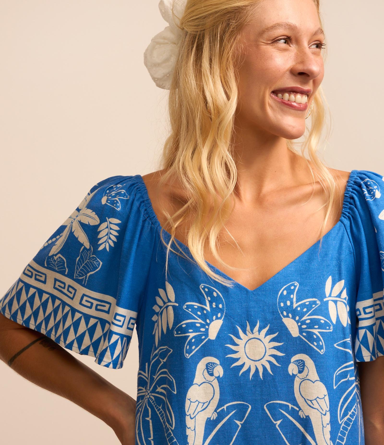 Vestido Curto em Viscolinho com Decote V e Estampa  Tropical Azul 3