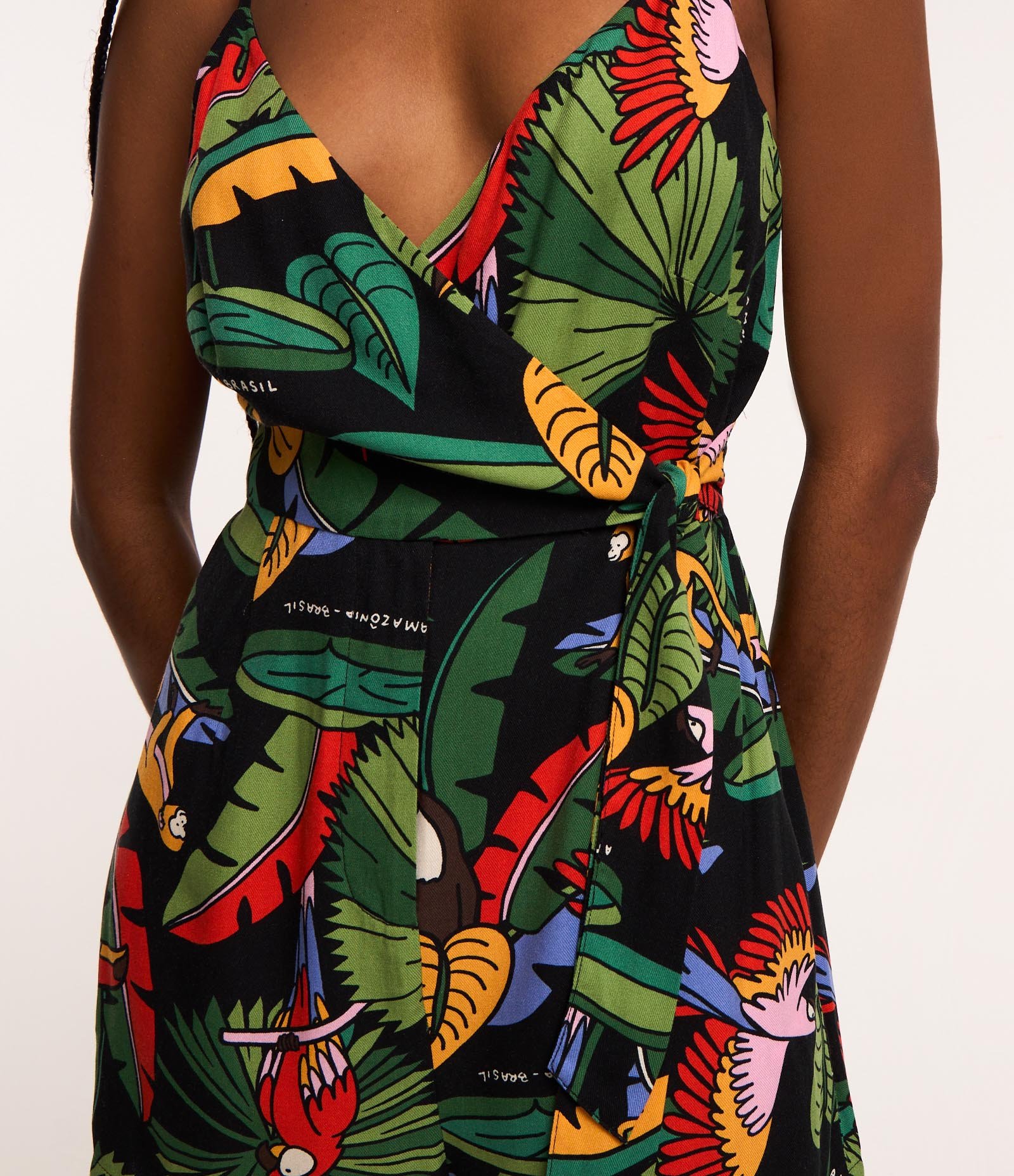 Macaquinho em Viscose com Amarração Transpassada e Estampa Tropical Preto 3