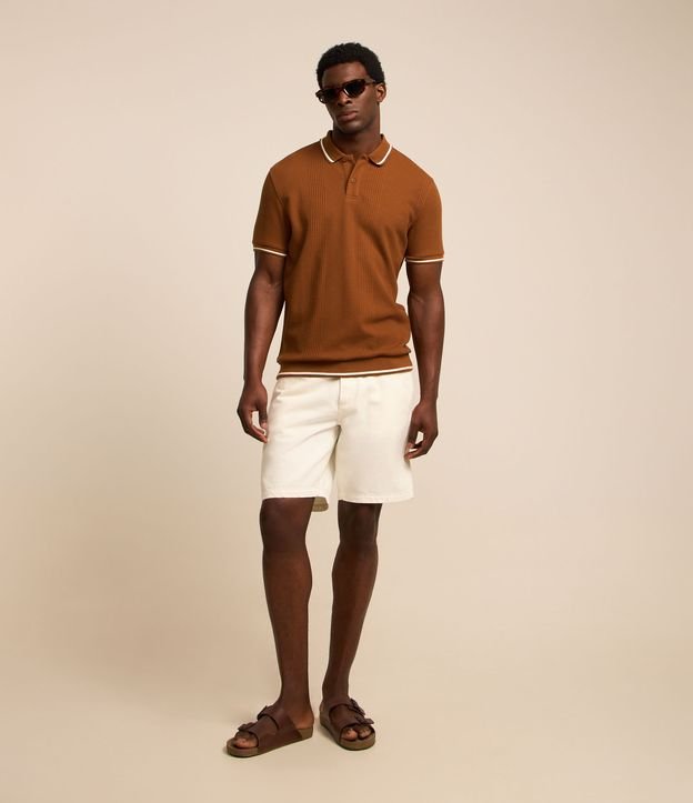 Polo Regular em Meia Malha com Textura de Listras e Frisos Contrastantes