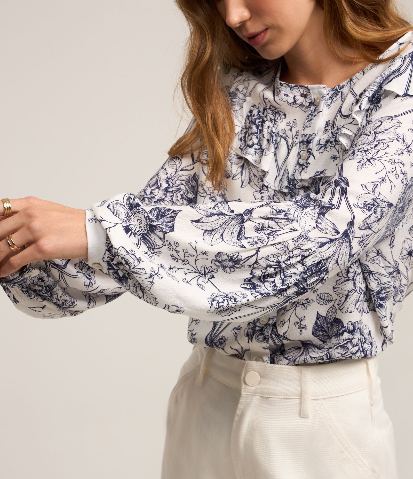 Blusa em Viscose com Babado na Gola e Estampa Floral Off White 1