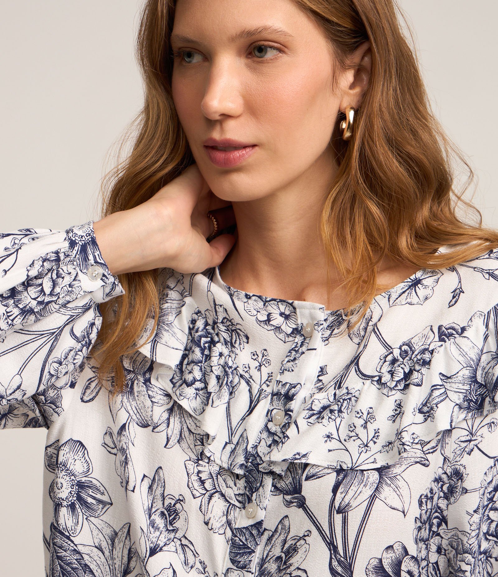 Blusa em Viscose com Babado na Gola e Estampa Floral Off White 3