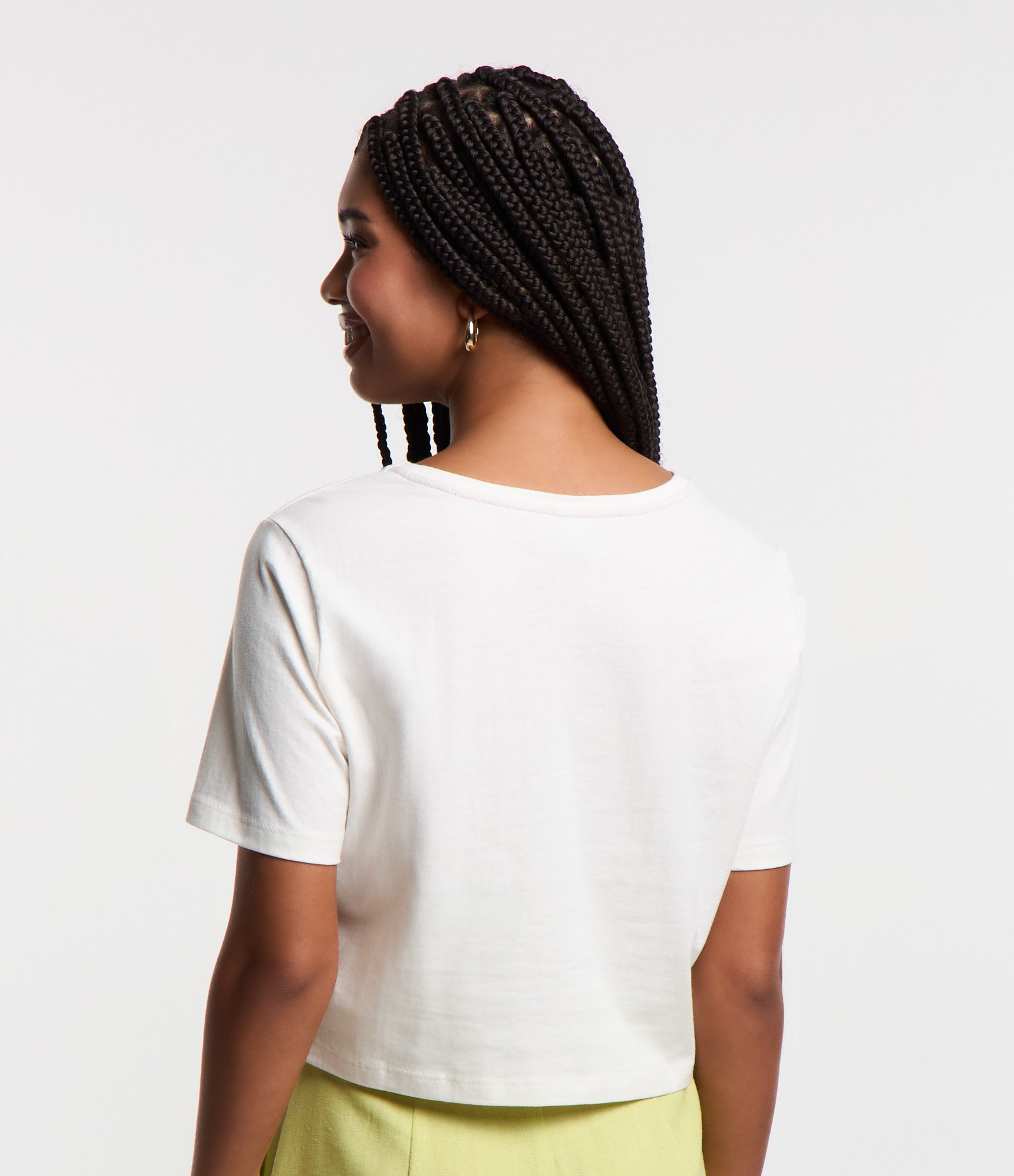 Blusa T-shirt em Algodão com Fundo Quadriculado e Estampa Raio de Sol Branco 3