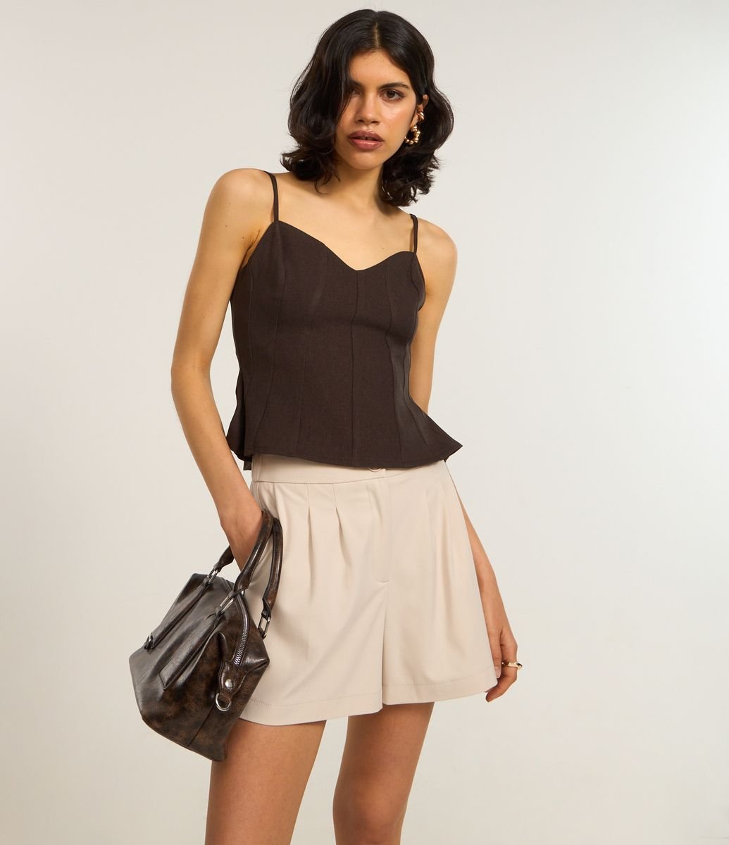 Short Alfaiatado com Pregas e Bolsos Bege Claro
