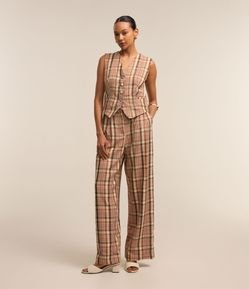 Calça Alfaiatada com Passantes no Cós e Estampa Xadrez