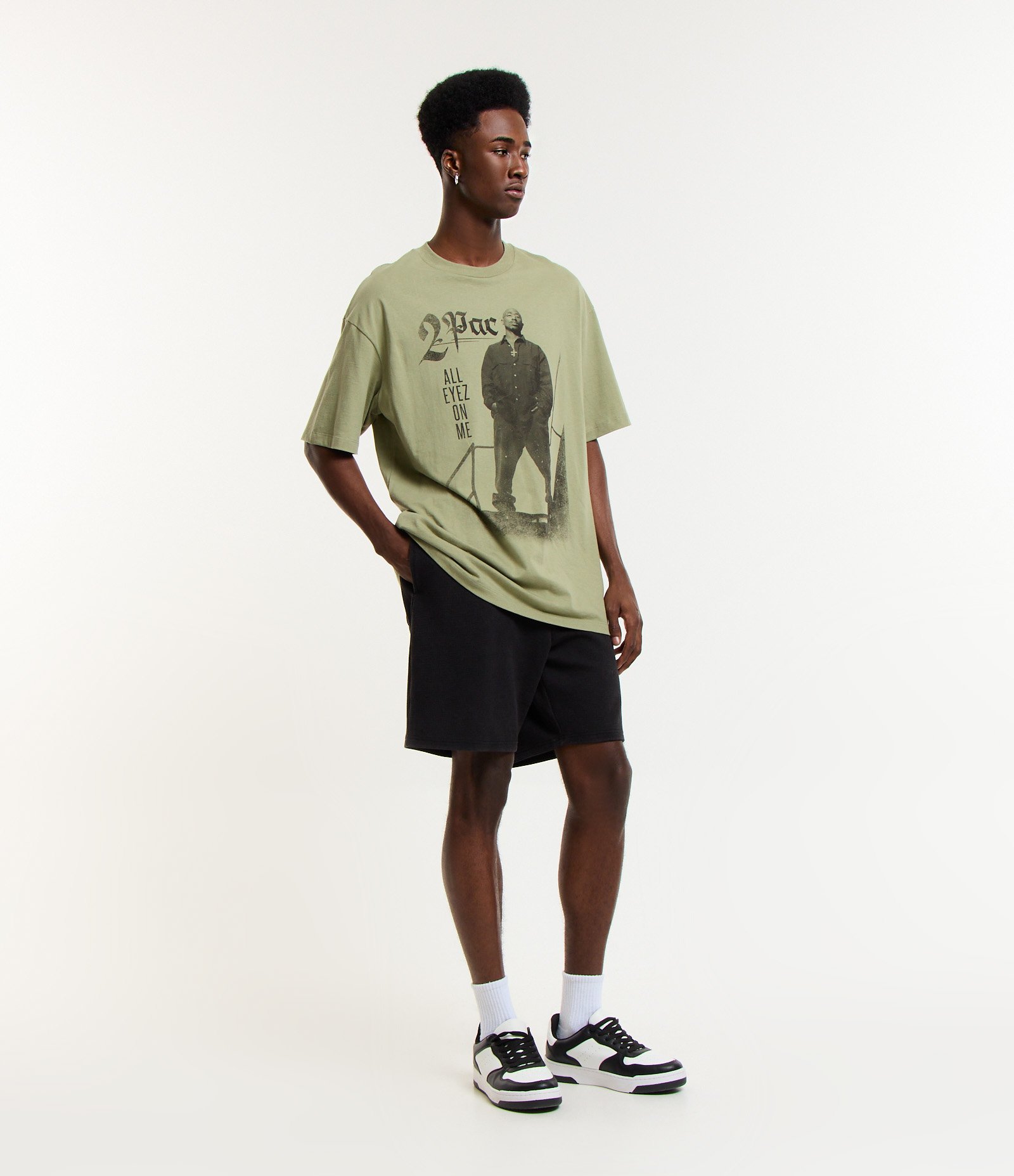 Bermuda em Moletom com Textura Waffle e Lavagem Estonada Preto 1