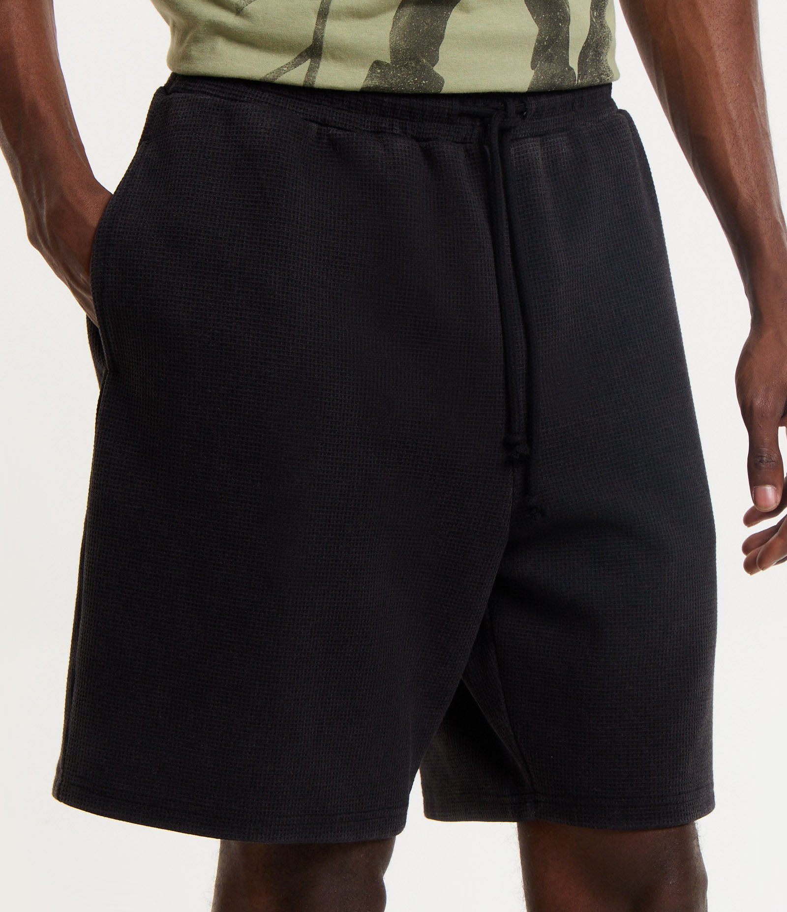 Bermuda em Moletom com Textura Waffle e Lavagem Estonada Preto 2