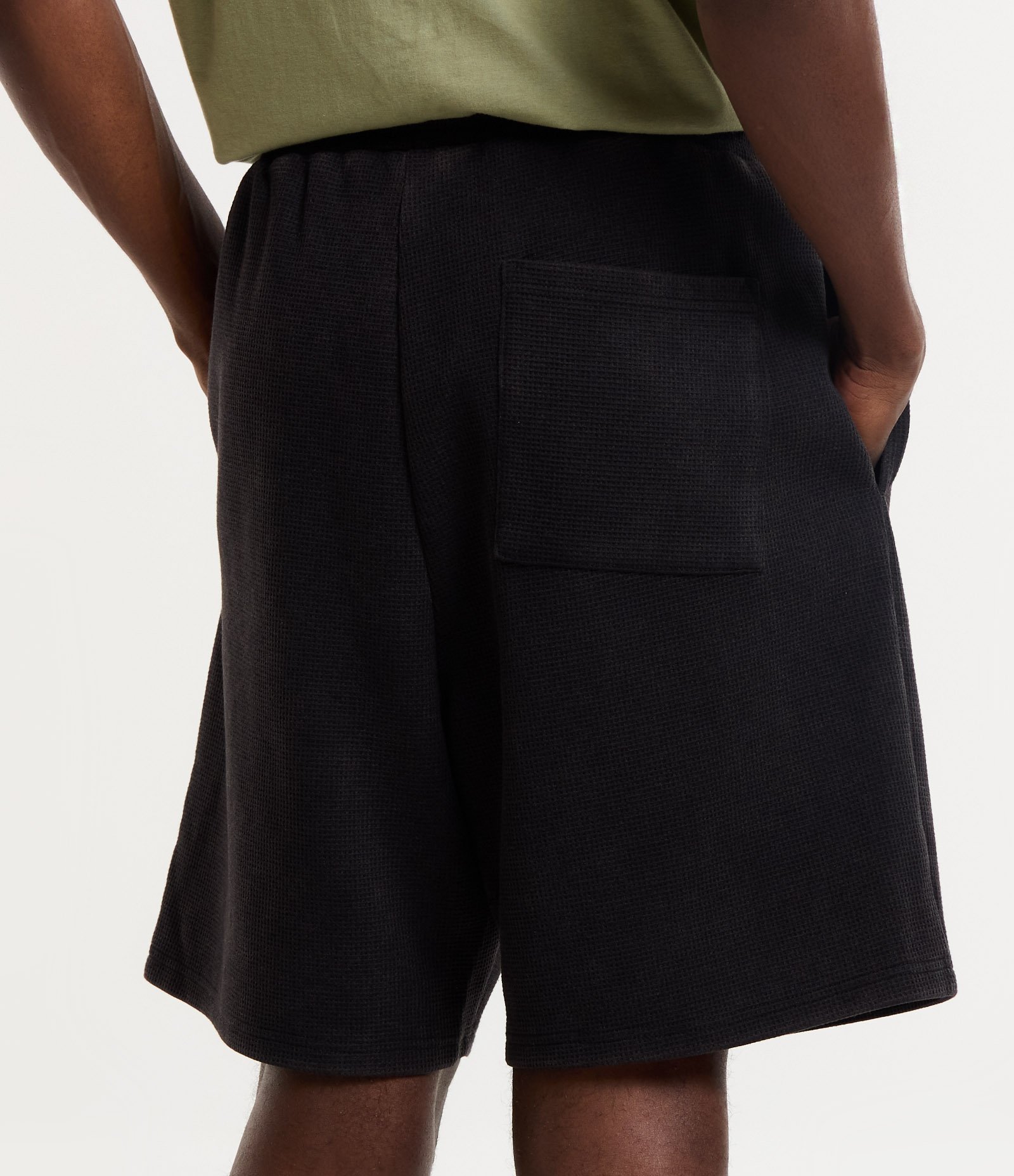 Bermuda em Moletom com Textura Waffle e Lavagem Estonada Preto 3