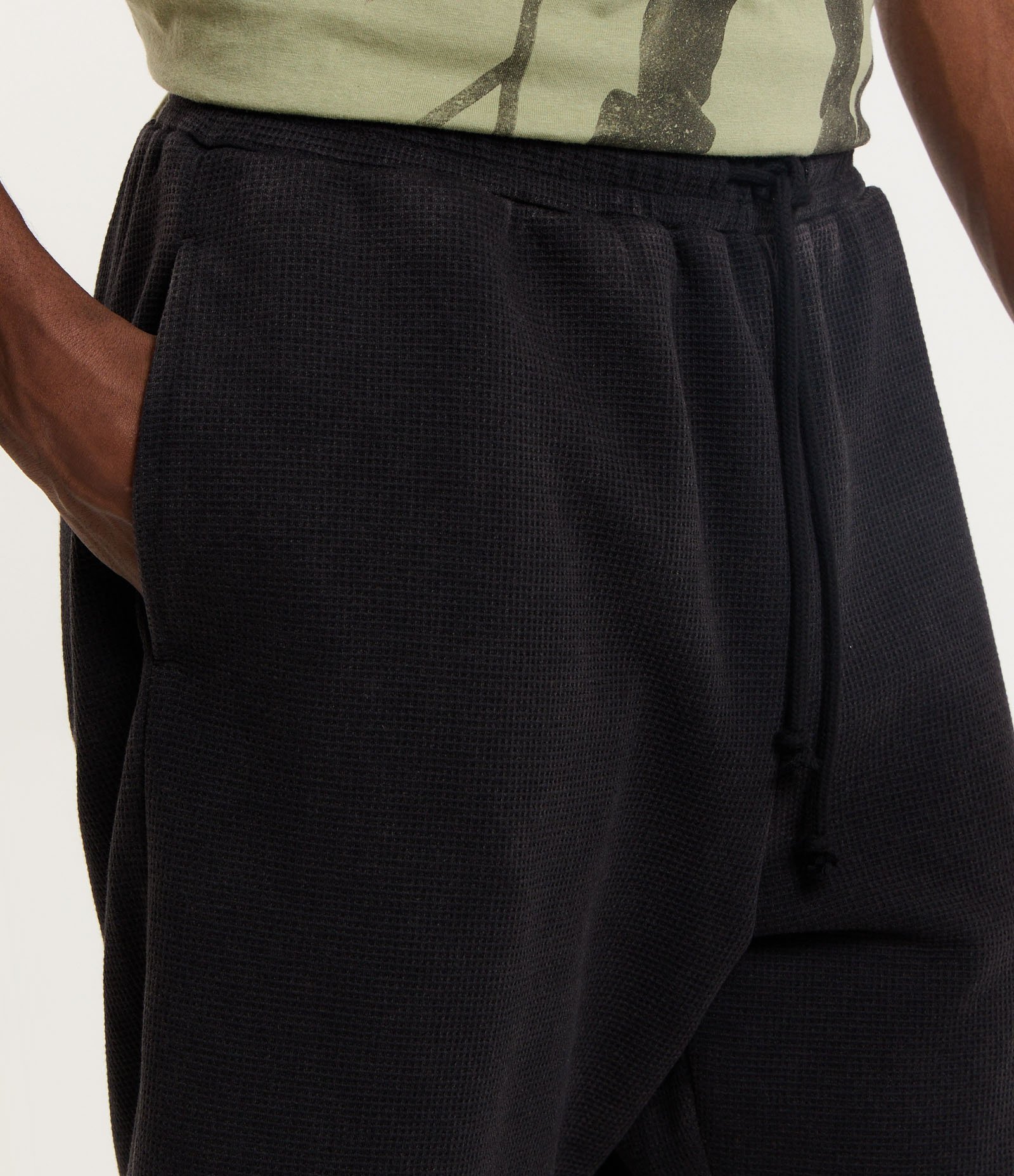 Bermuda em Moletom com Textura Waffle e Lavagem Estonada Preto 4