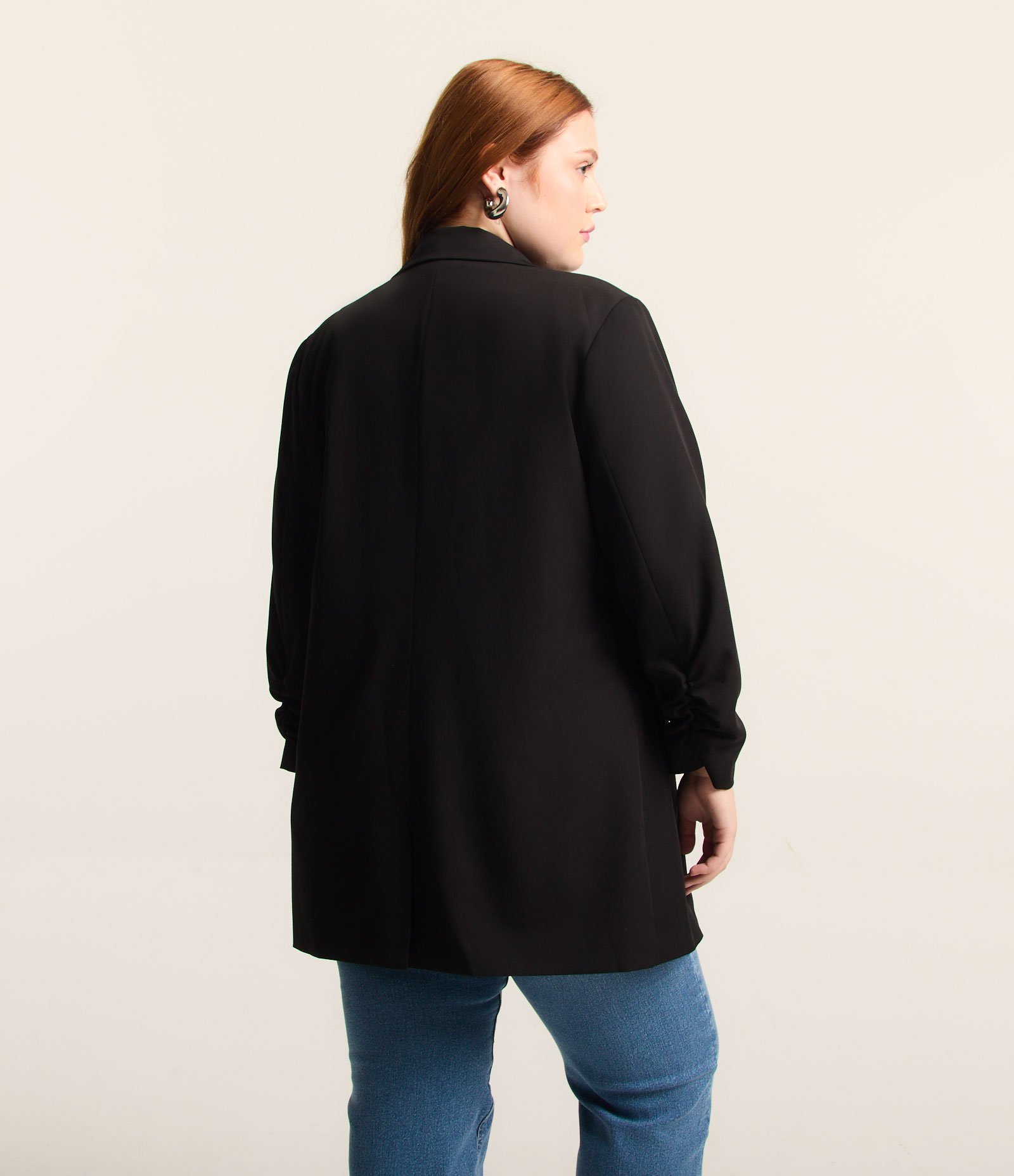 Blazer Alongado em Crepe Manga Puxadinha Curve & Plus Size Preto 3