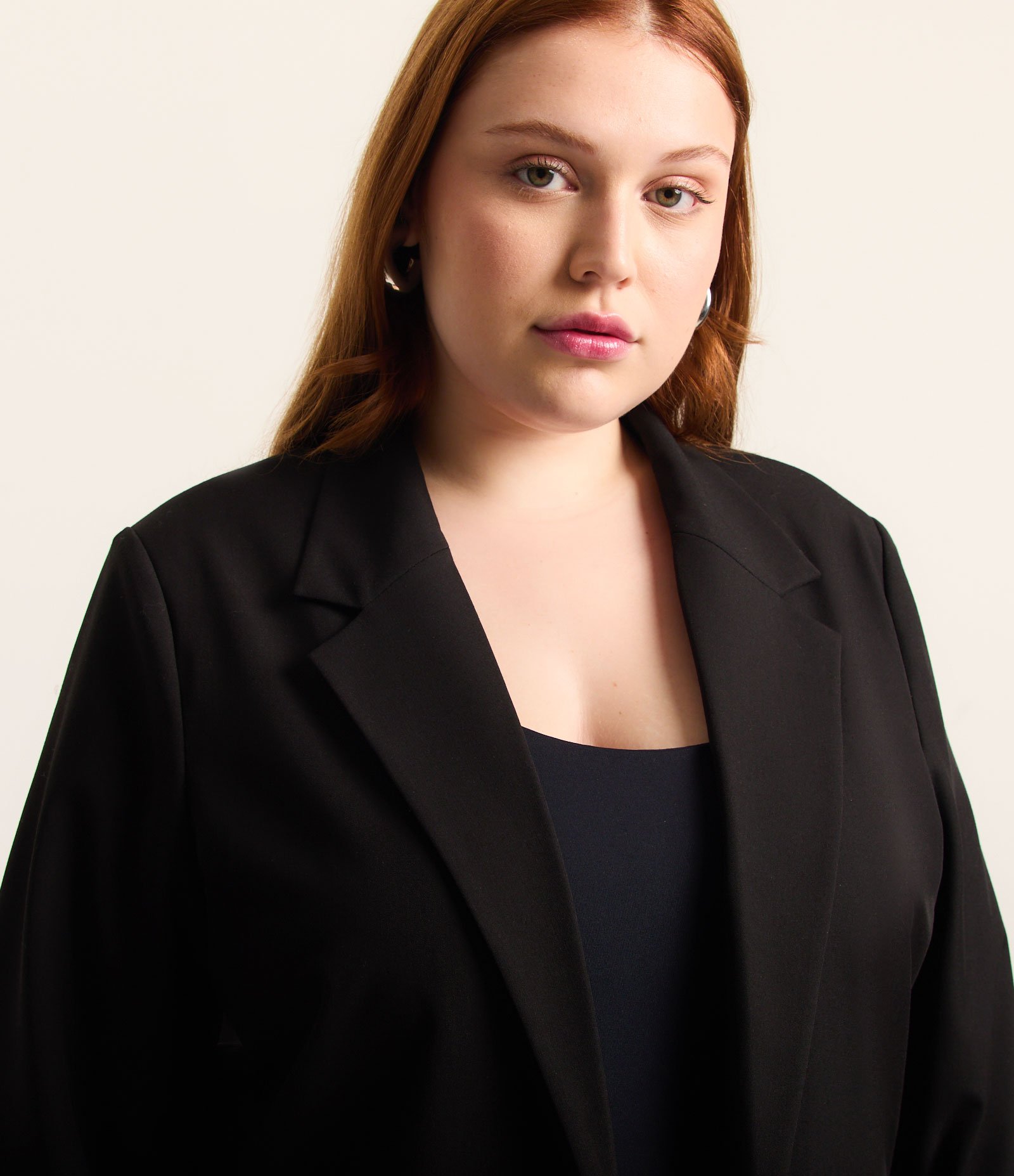 Blazer Alongado em Crepe Manga Puxadinha Curve & Plus Size Preto 4