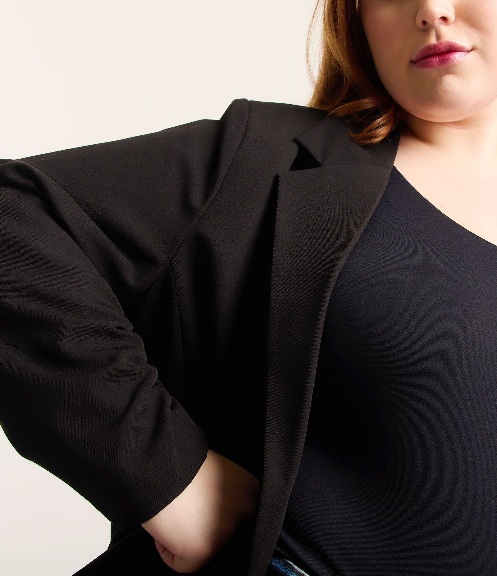 Blazer Alongado em Crepe Manga Puxadinha Curve & Plus Size Preto 5