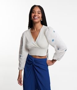 Blusa Cropped Transpassado com Bordados nas Mangas