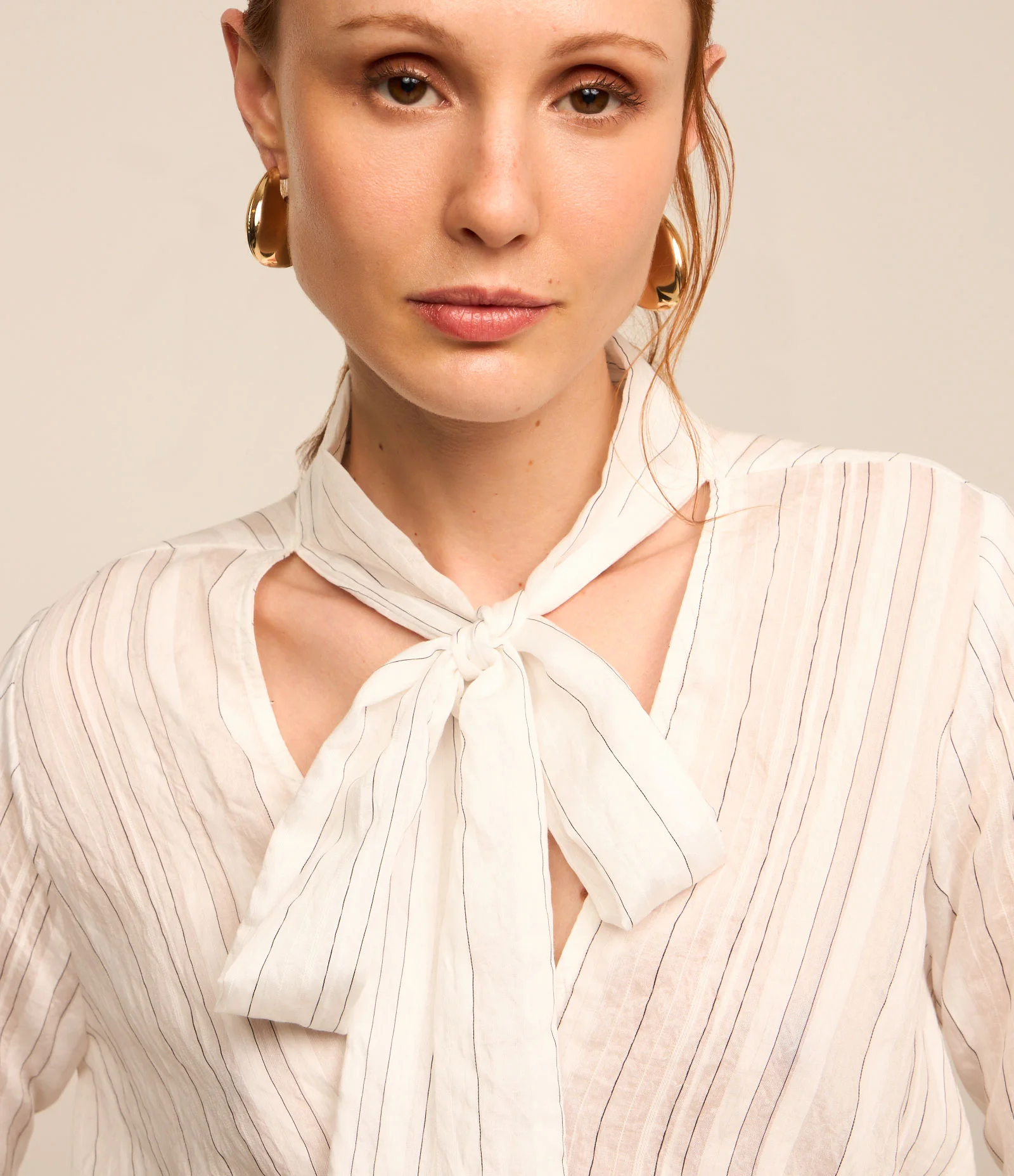 Blusa em Crepe com Amarração na Gola e Estampa Listrada Branco Neve 1