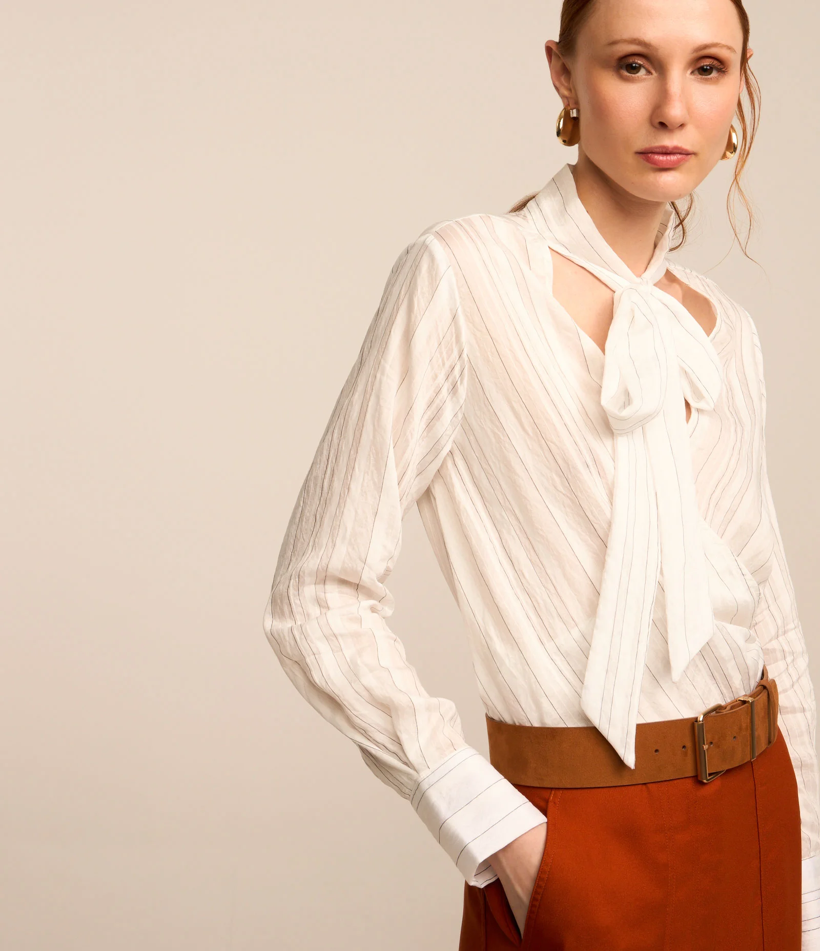 Blusa em Crepe com Amarração na Gola e Estampa Listrada Branco Neve 2