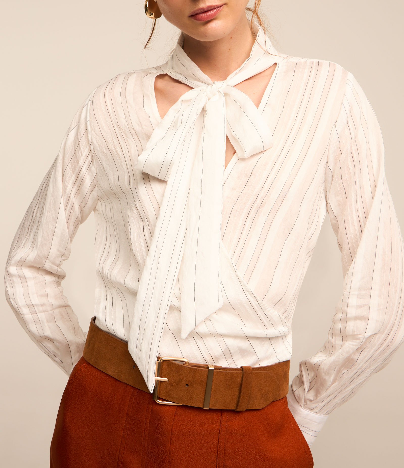 Blusa em Crepe com Amarração na Gola e Estampa Listrada Branco Neve 4