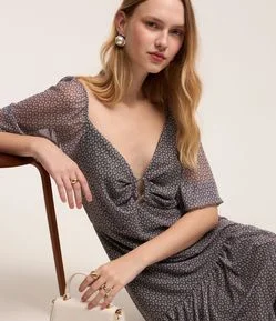 Vestido Midi em Malha Tule com Decote Detalhado e Estampa Abstrata