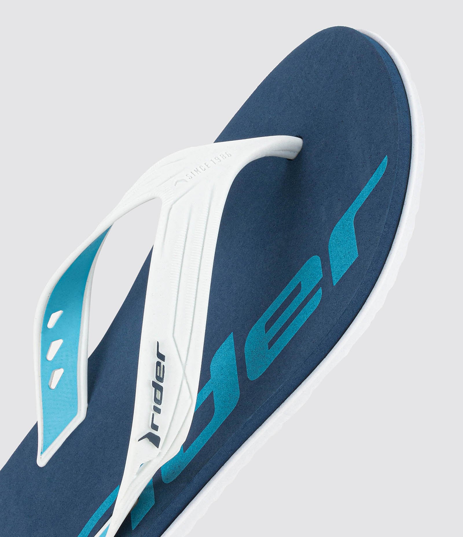 Chinelo com Tiras Largas e Detalhes Contrastantes Rider Azul 4