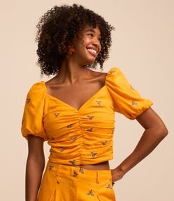 Blusa Cropped em Viscolinho com Manga Bufante e Bordado de Araras