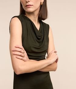 Vestido Midi com Decote Degagê e Pregas no Ombro