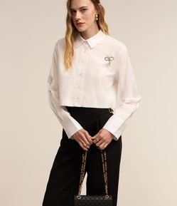 Camisa Cropped em Tricoline com Detalhe Aplicado no Busto