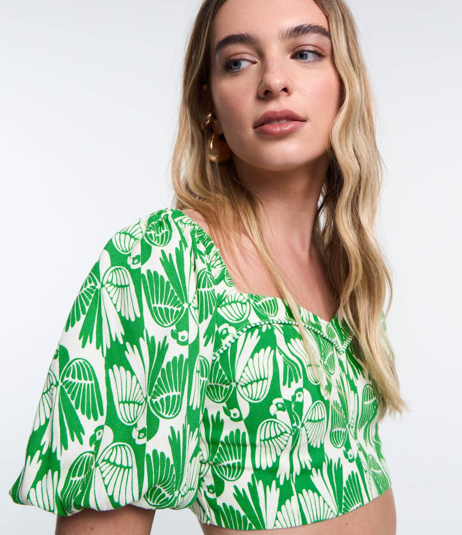 Blusa Cropped em Viscose e Linho com Estampa Ararinhas Verde 1