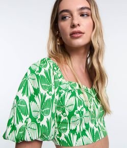 Blusa Cropped em Viscose e Linho com Estampa Ararinhas