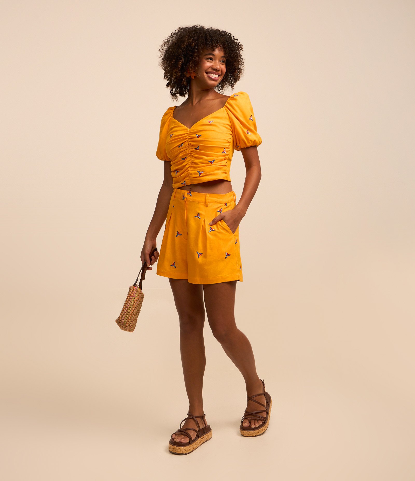 Short Curto em Viscolinho com Pregas e Bordado de Araras Amarelo 1