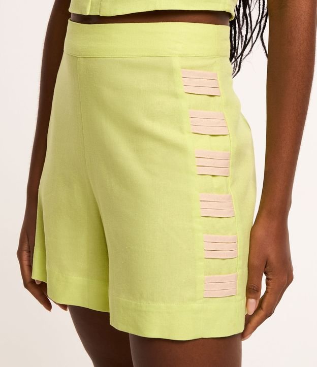 Short Curto em Viscose e Linho com Detalhe de Tiras na Lateral