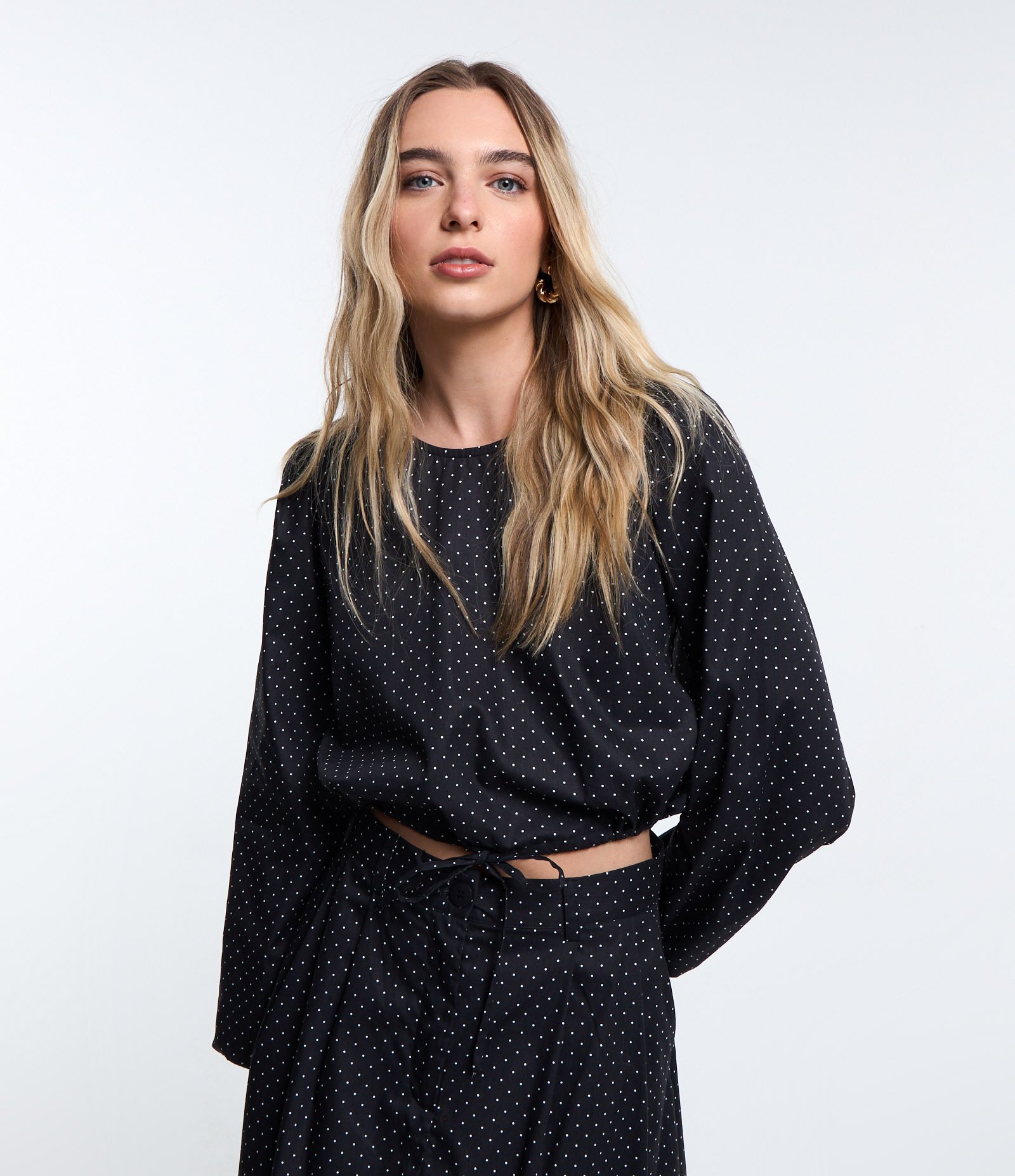 Blusa Cropped em Tricoline Poá com Amarração na Barra Preto 1