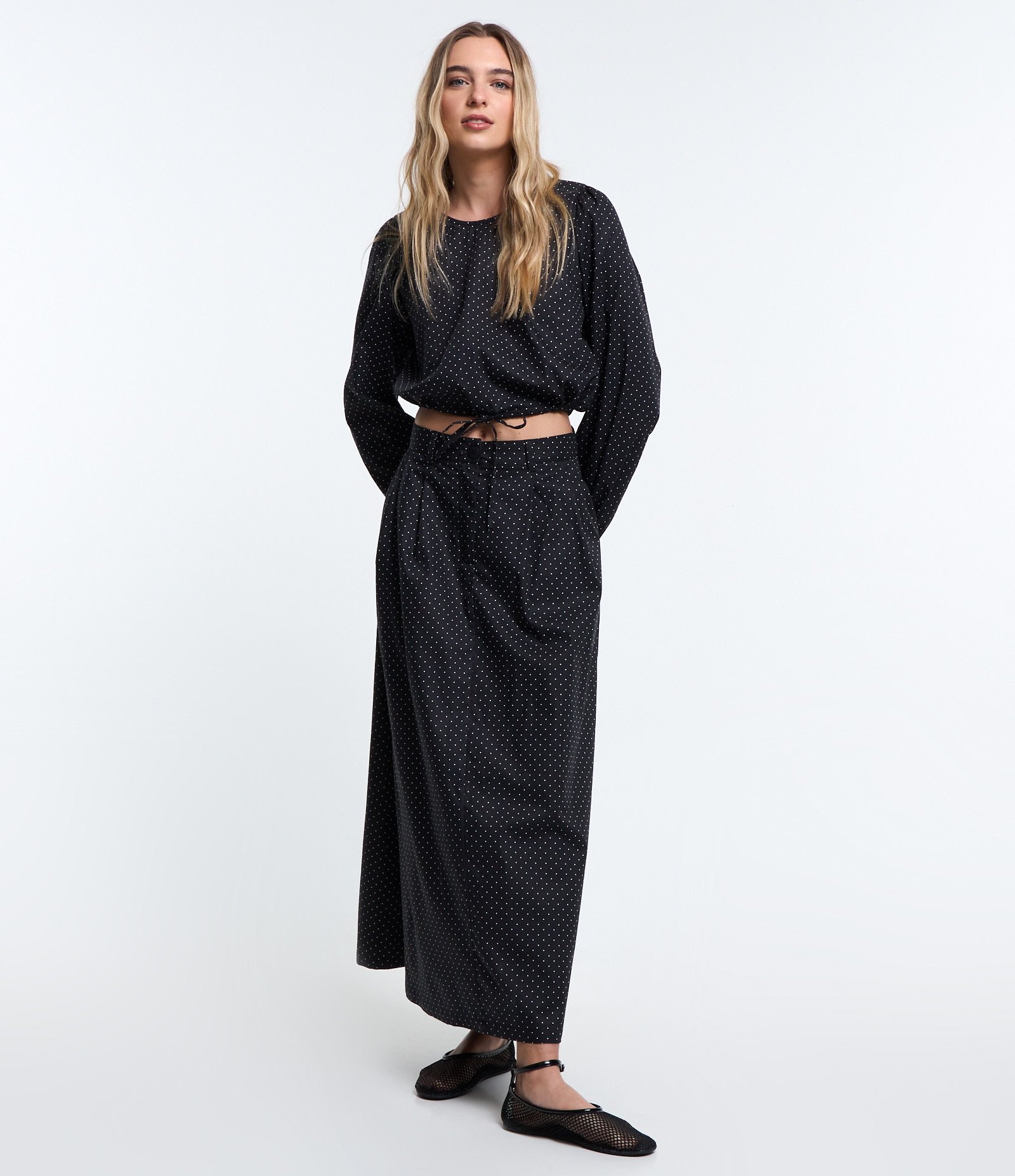 Blusa Cropped em Tricoline Poá com Amarração na Barra Preto 2