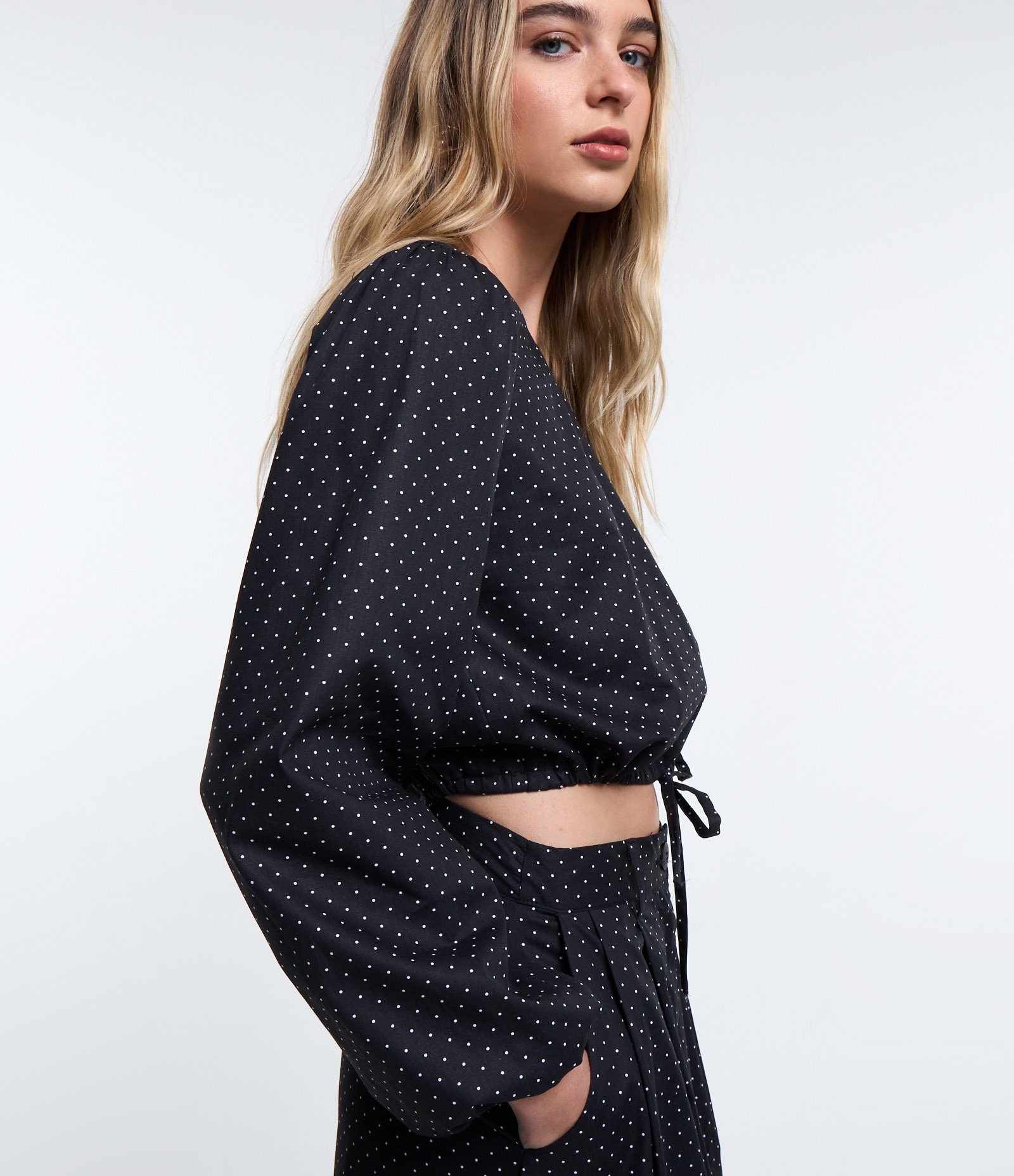 Blusa Cropped em Tricoline Poá com Amarração na Barra Preto 3