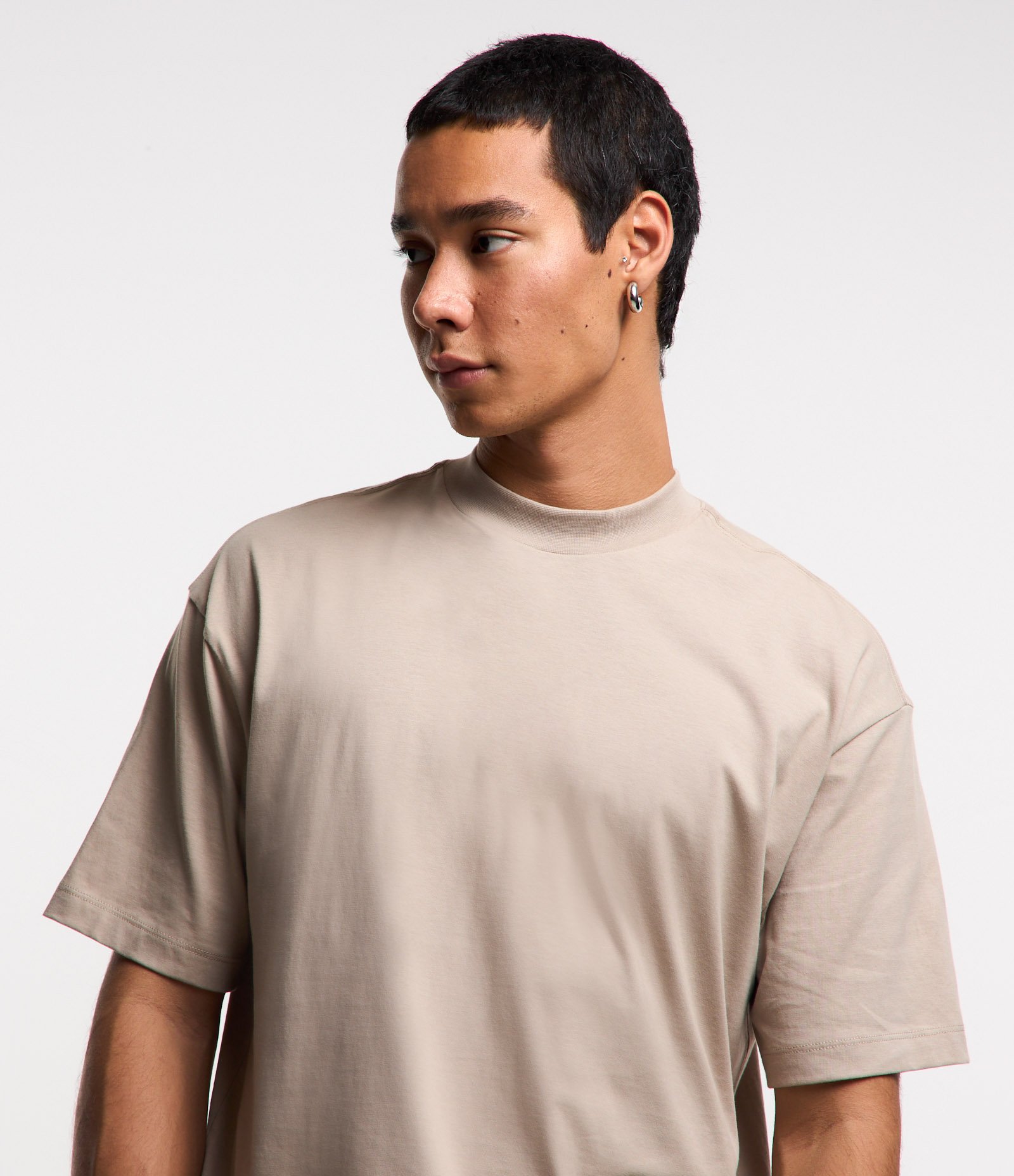 Camiseta Relaxed em Algodão Peruano com Gola Média Bege 3