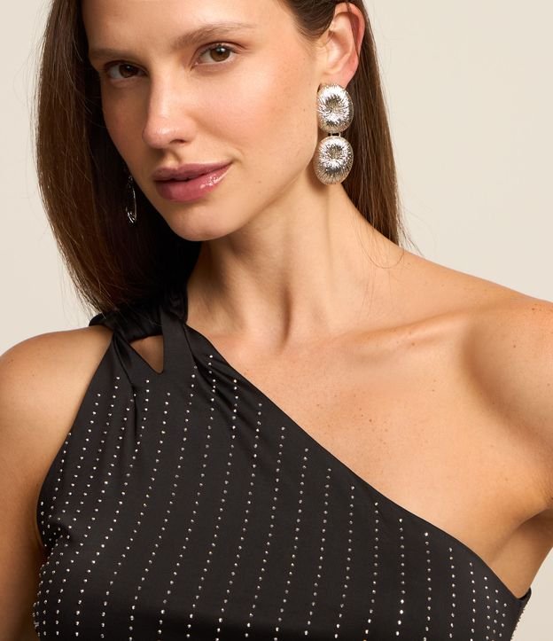 Blusa com Decote Um Ombro Só e Brilho