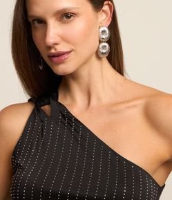 Blusa com Decote Um Ombro Só e Brilho