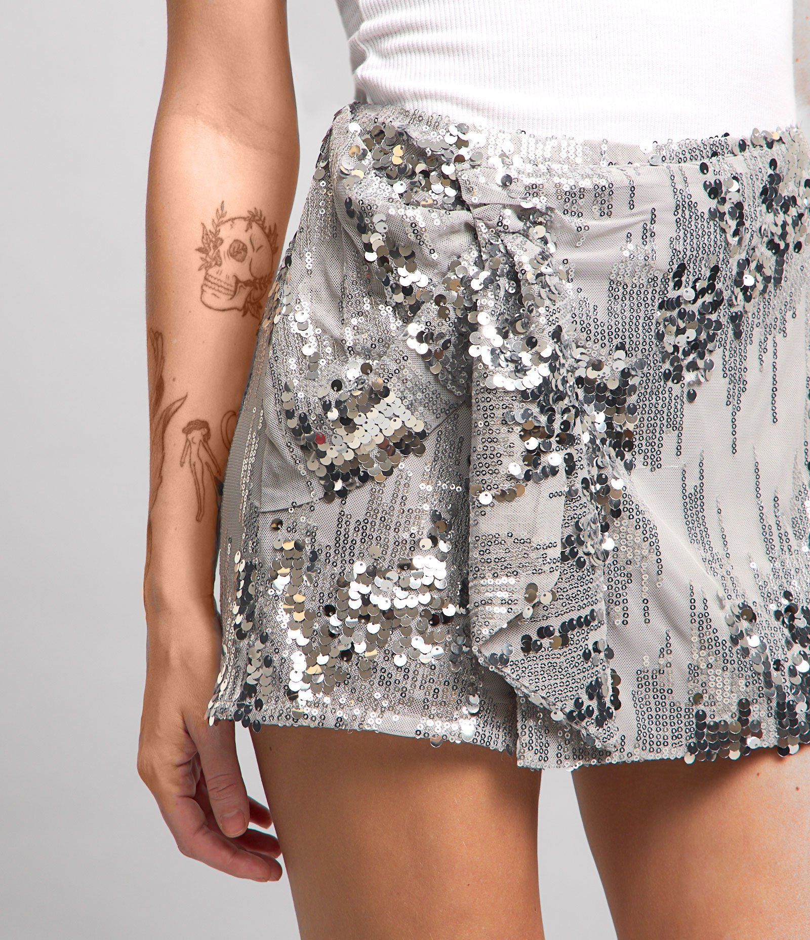 Short Saia Curto em Paetê Metalizado com Amarração Prata 4