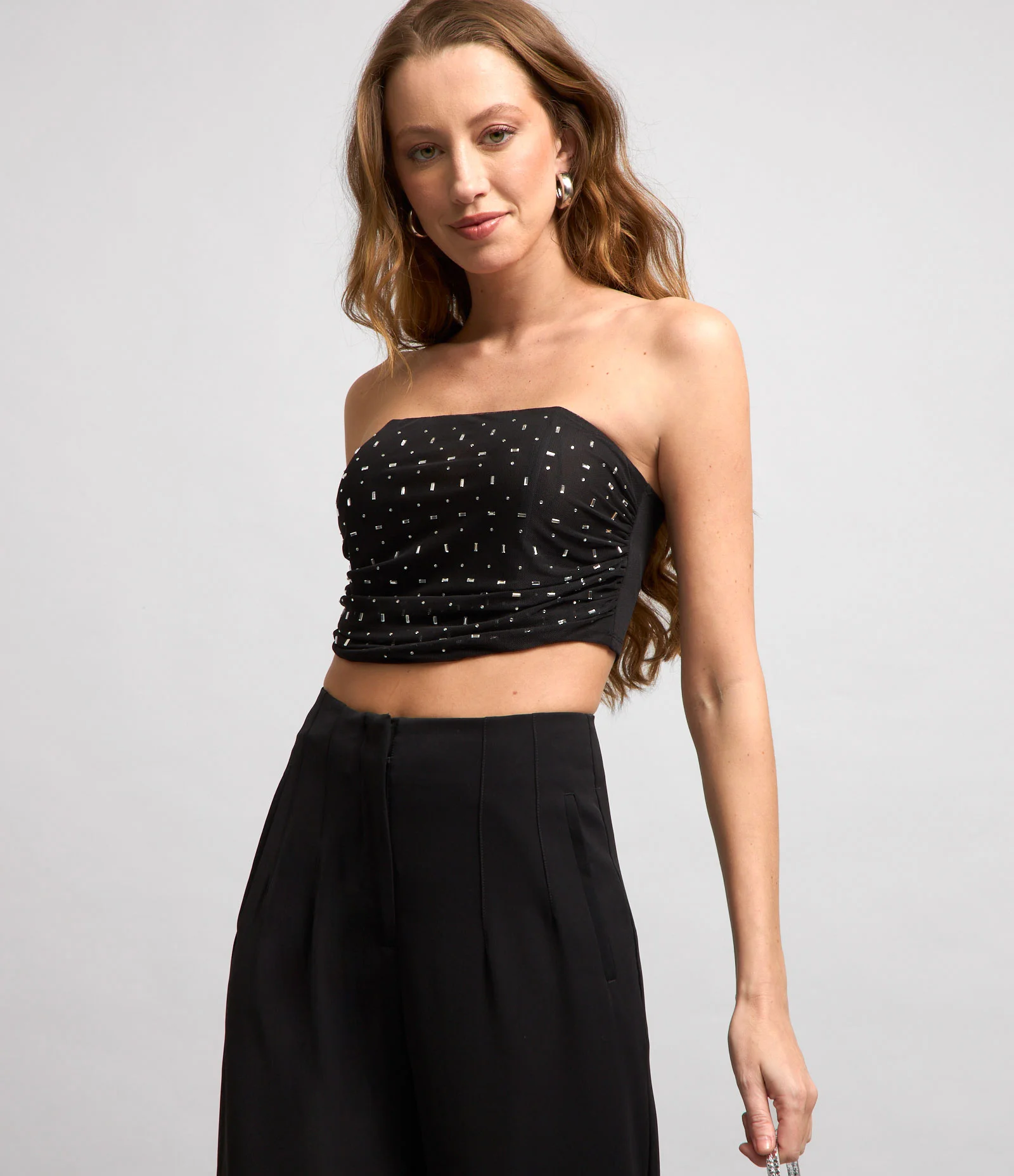 Blusa Cropped em Tule Metalizado com Brilhos Aplicados Preto 2