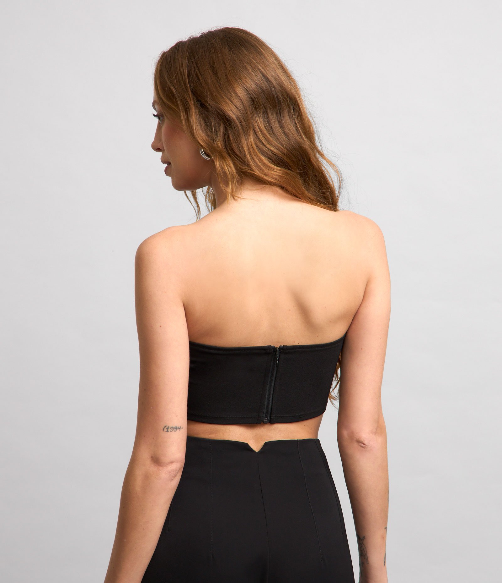 Blusa Cropped em Tule Metalizado com Brilhos Aplicados Preto 4