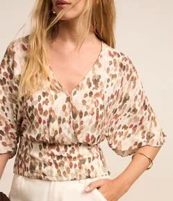 Blusa em Viscose com Decote Transpassado e Estampa Abstrata