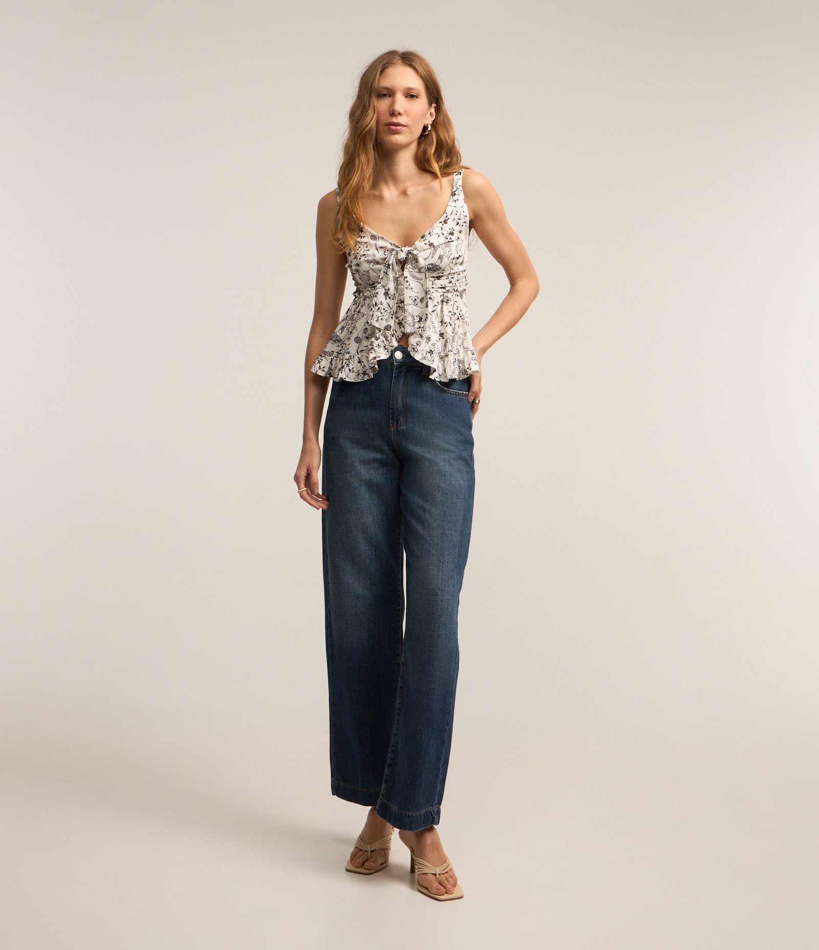 Blusa Regata em Viscose com Laço no Decote e Estampa Raminhos Florais Branco Neve 2